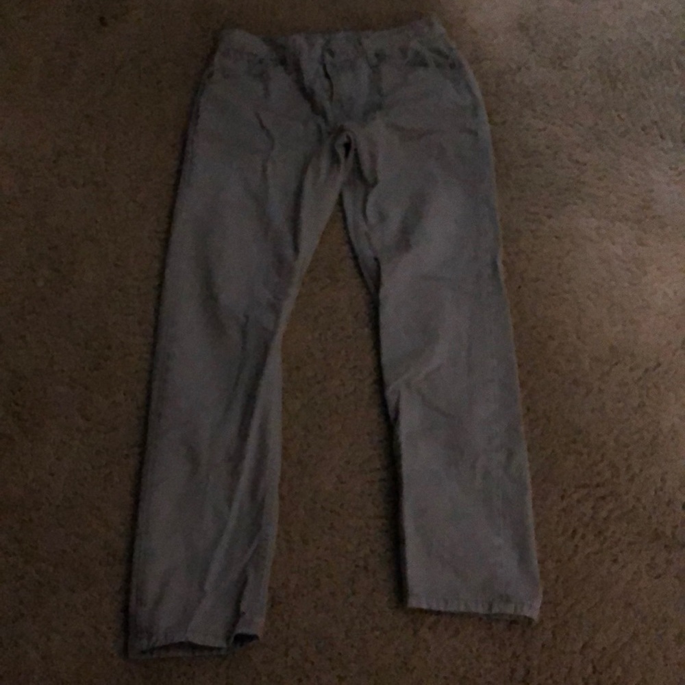 Gray Levi’s jeans